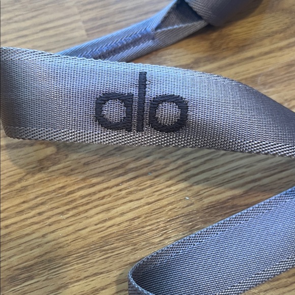 Alo Yoga Strap in Mauve - Picture 2 of 4